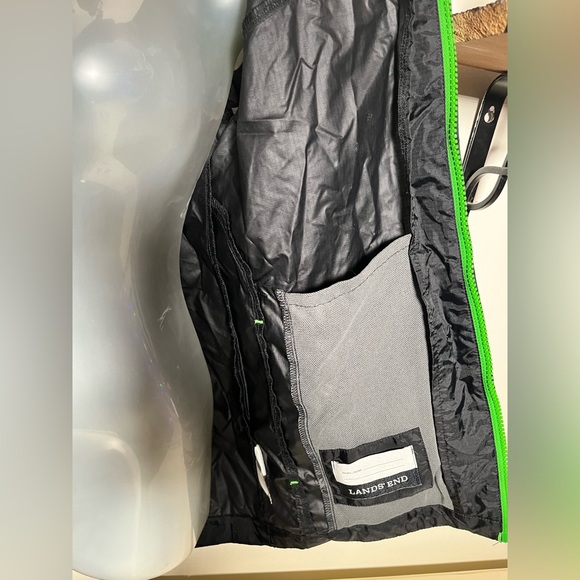 Land’s End camo/black Boys windbreaker. Size Medium 10/12. EUC Like new! - Picture 5 of 9